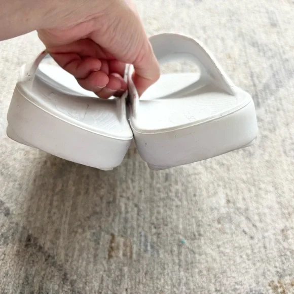 OOFOS OOahh Limited Edition Cherry Blossom White Floral Sandals M9/W11 Recovery - Picture 3 of 6